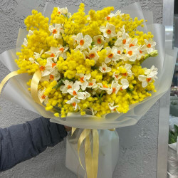 Букет из нарциссов и мимозы